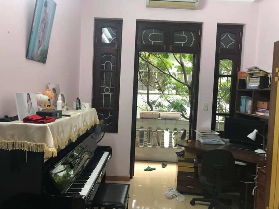 Cần bán gấp nhà Trần Khát Chân, dt 30m2, 3 phòng ngủ sổ đỏ, gần phố, giá 2.65 tỷ, lh 0394357733.