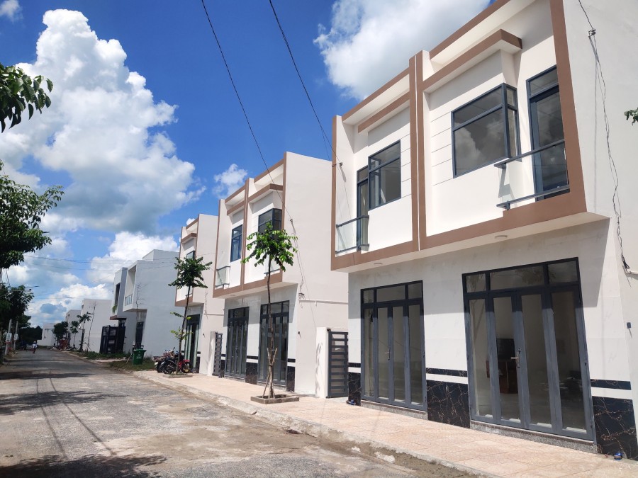 Bán nhà kiền lề 3 phòng mới xây có sẳn nội thất tại khu dân cư Minh Trí Cái Tắc