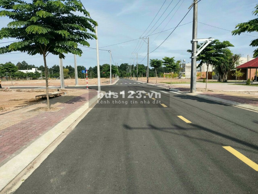 Cần bán nhanh 2 lô liền kề sổ sẵn, dân cư hiện hữu. hạ tầng đầy đủ, đường lớn