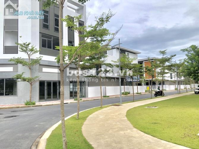 Bán shophouse mặt phố, biệt thự liền kề giá chỉ từ 11 tỷ, view 2 sân gold, sổ đỏ lâu dài.