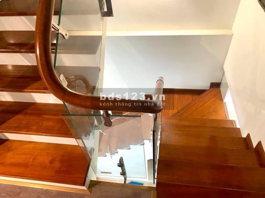 Bán nhà hiếm giá shock tại Hào Nam lô góc tặng toàn bộ nội thất, diện tích khủng, lhcc