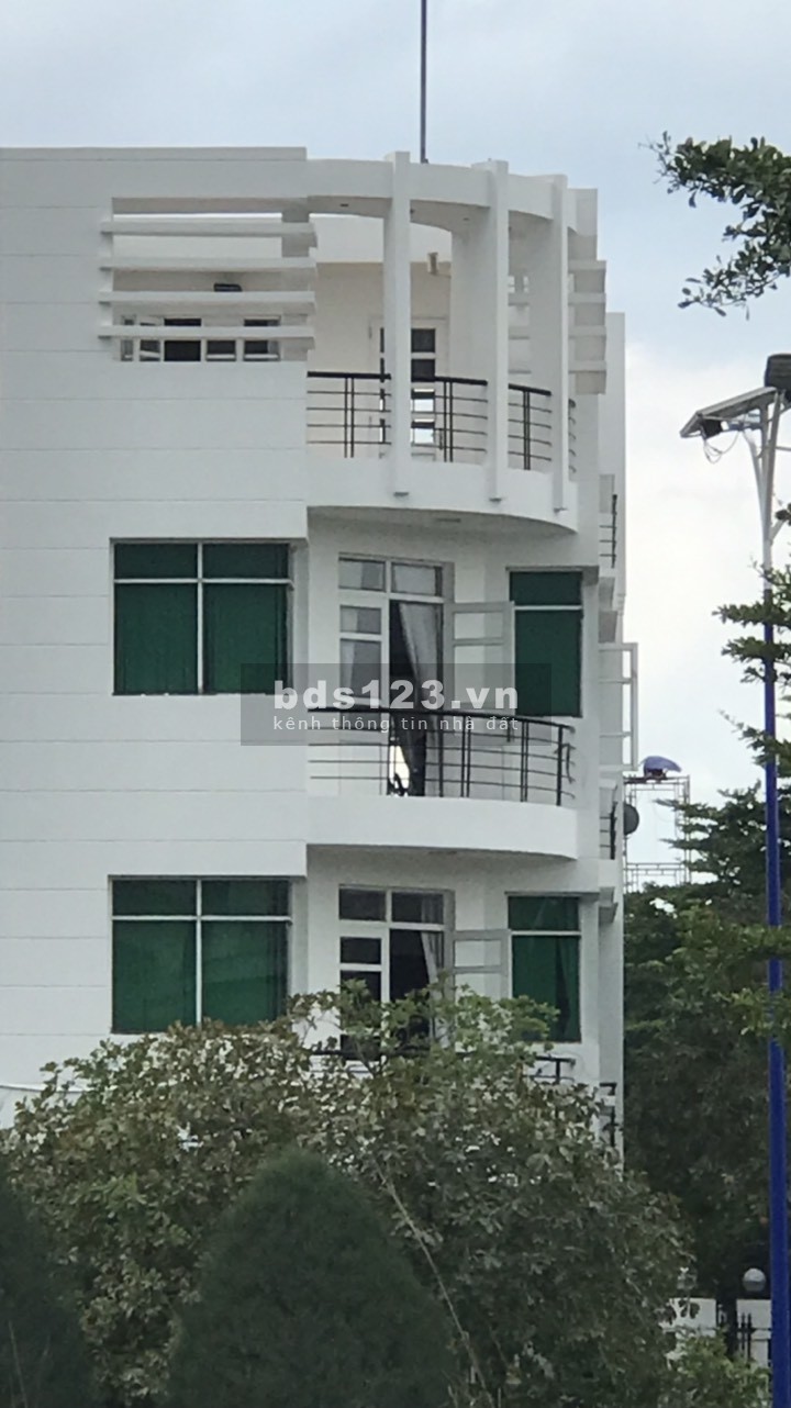 Bán nhà nguyên căn còn mới đẹp ở ngay Thích Quảng Đức, Quận Phú Nhuận