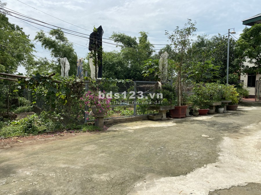 336m2 full đất ở. Ngay trường THPT Thạch Thất đi vào 300m. Làm nhà làm xưởng đều được.