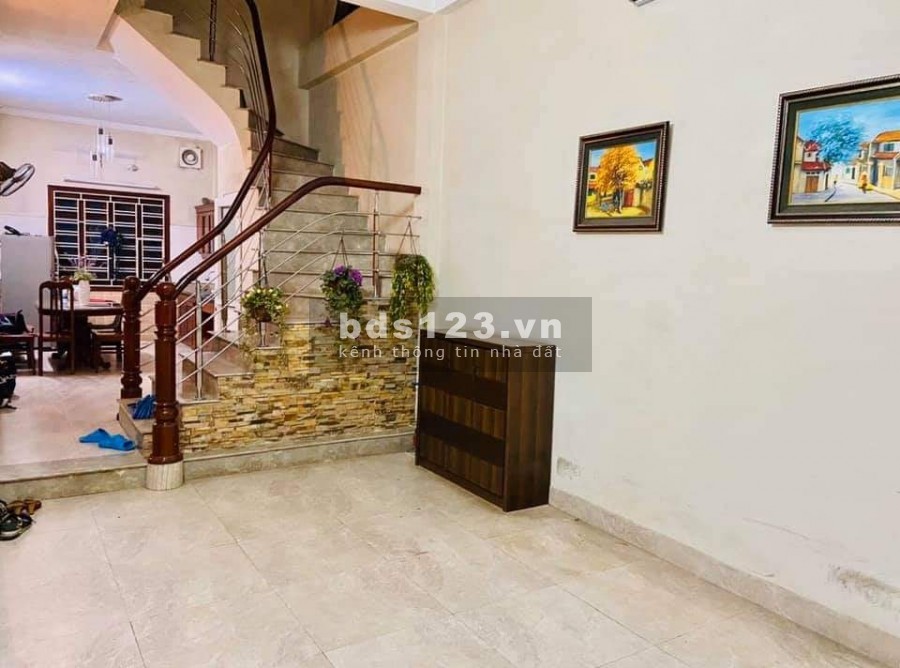 Bán nhà nguyên căn đẹp phố 8/3 xây 4 tầng, kinh doanh mọi mặt hàng, cầu thang giữa