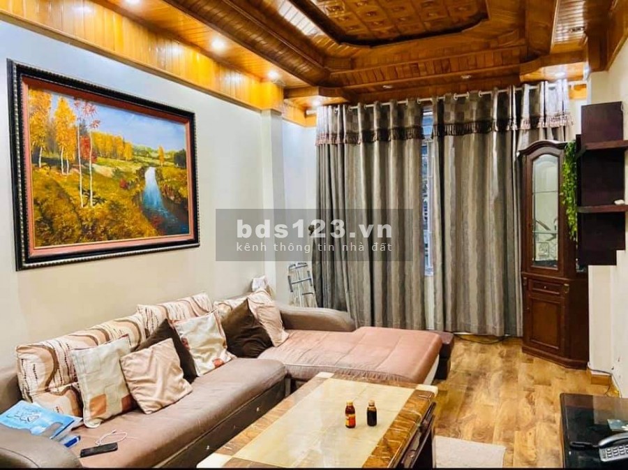 Bán nhà nguyên căn đẹp phố 8/3 xây 4 tầng, kinh doanh mọi mặt hàng, cầu thang giữa