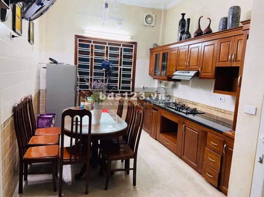 Bán nhà nguyên căn đẹp phố 8/3 xây 4 tầng, kinh doanh mọi mặt hàng, cầu thang giữa
