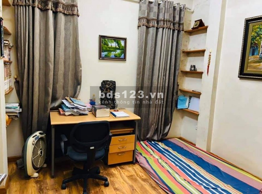 Bán nhà nguyên căn đẹp phố 8/3 xây 4 tầng, kinh doanh mọi mặt hàng, cầu thang giữa