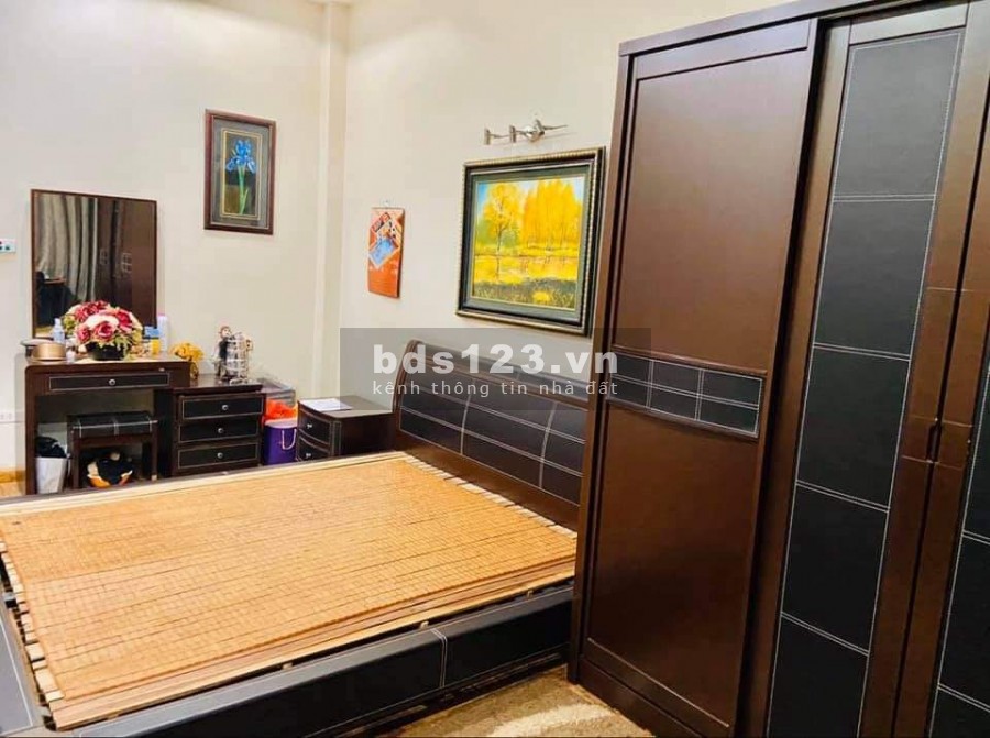 Bán nhà nguyên căn đẹp phố 8/3 xây 4 tầng, kinh doanh mọi mặt hàng, cầu thang giữa