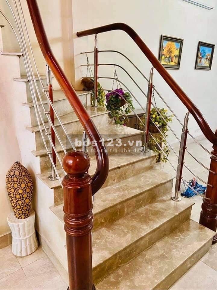 Bán nhà nguyên căn đẹp phố 8/3 xây 4 tầng, kinh doanh mọi mặt hàng, cầu thang giữa