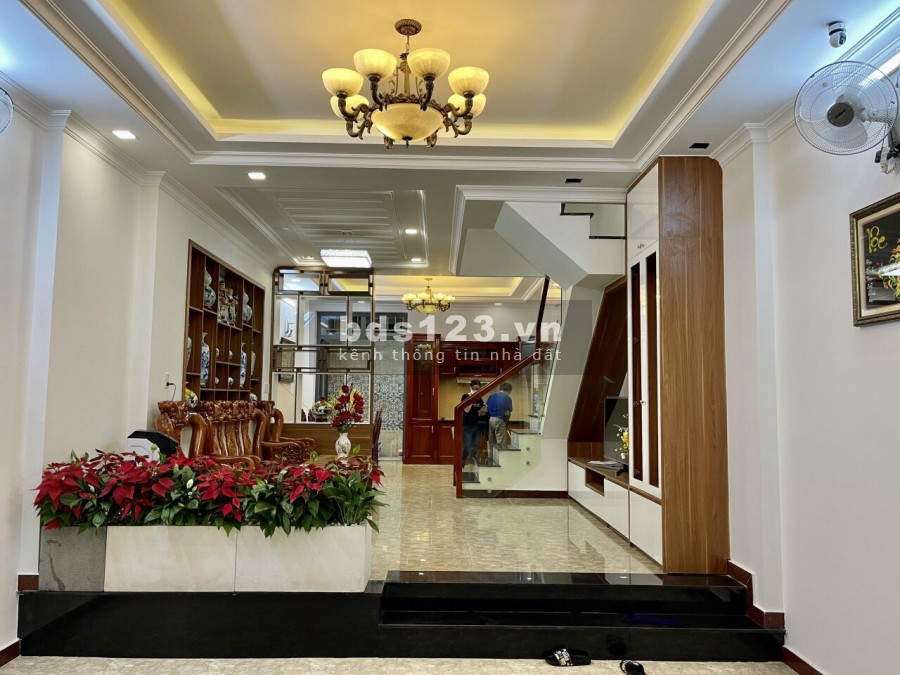 Bán nhà nguyên căn chính chủ còn mới kết cấu 1 trệt 3 lầu 80m2 Huỳnh Tấn phát
