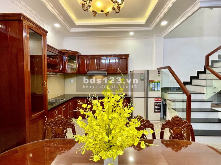 Bán nhà nguyên căn chính chủ còn mới kết cấu 1 trệt 3 lầu 80m2 Huỳnh Tấn phát