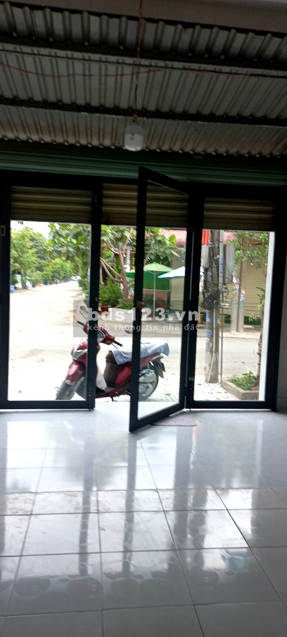 Nhà nguyên căn còn mới hỗ trợ hợp đồng lâu dài, thích hợp làm văn phòng, lhcc