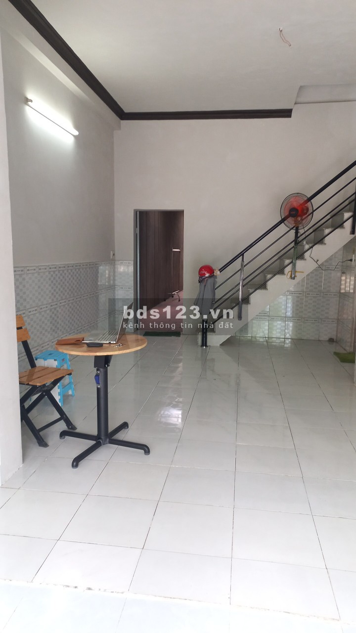 Nhà nguyên căn còn mới hỗ trợ hợp đồng lâu dài, thích hợp làm văn phòng, lhcc