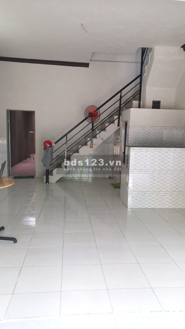 Nhà nguyên căn còn mới hỗ trợ hợp đồng lâu dài, thích hợp làm văn phòng, lhcc