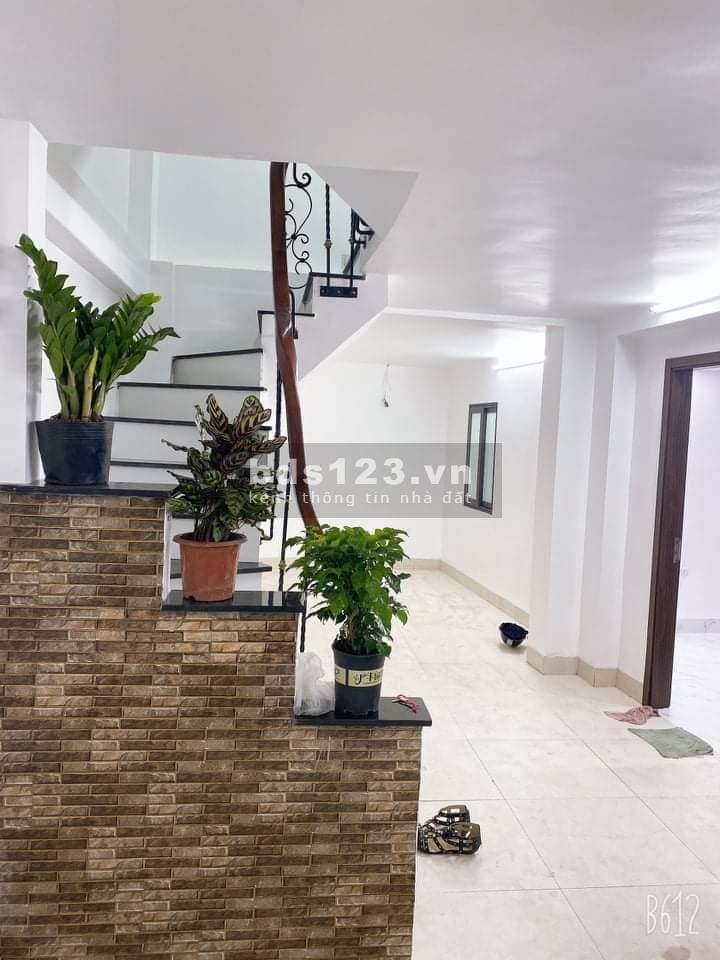 Bán nhà Vĩnh Tuy, dt 60m2, 5 tầng, 10 phòng cho thuê gần trường đại học, giá 5.5 tỷ