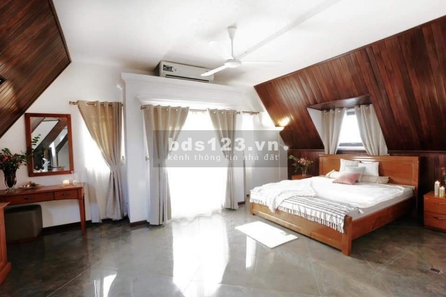 Bán tòa nhà căn hộ 10 tầng DT 180m2 phố Đặng Thai Mai giá 81 tỷ. LH 0912442669
