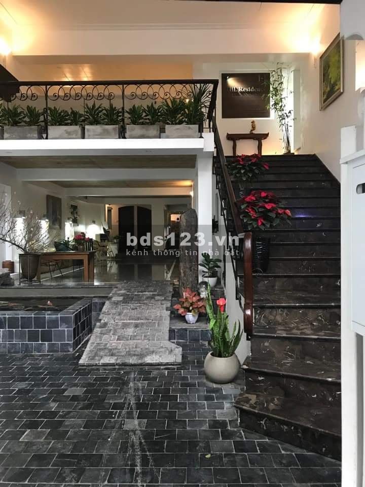 Bán tòa nhà căn hộ 10 tầng DT 180m2 phố Đặng Thai Mai giá 81 tỷ. LH 0912442669