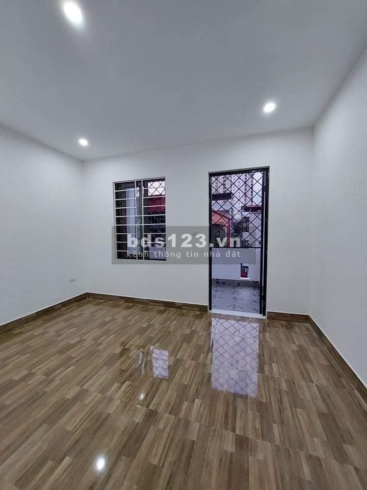 Nhà đẹp ở ngay Ngọc Lâm, Ngõ thông, ô tô đỗ cửa, 5 tầng x 35 m, Chỉ 3,45 tỷ.