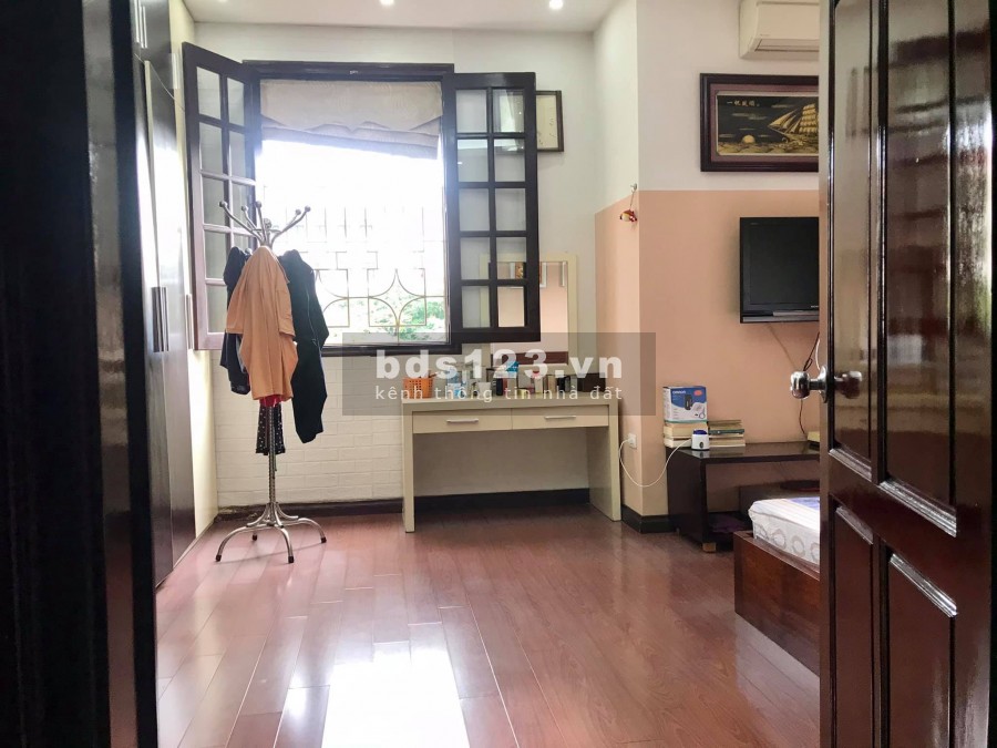 Bán nhà Nguyên Hồng, lô góc, diện tích sử dụng 50m2, giá bán nhanh 15.8 tỷ