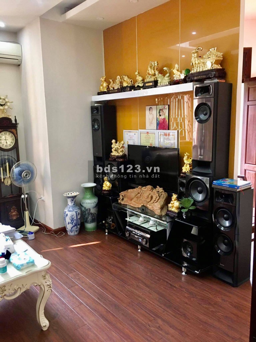 Bán nhà Nguyên Hồng, lô góc, diện tích sử dụng 50m2, giá bán nhanh 15.8 tỷ