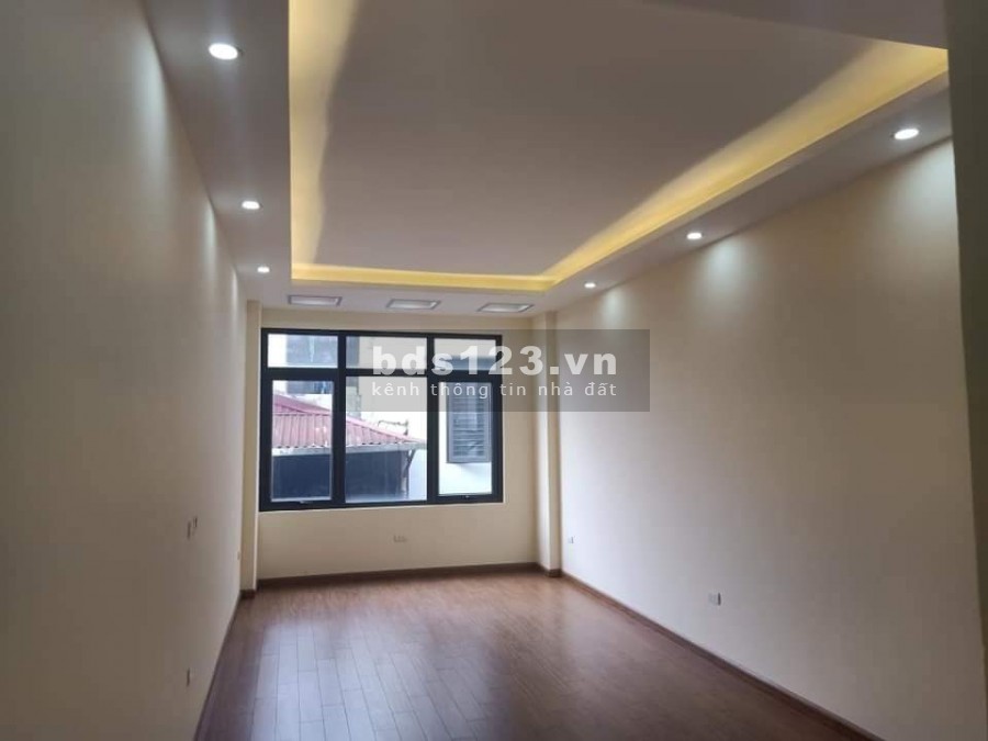 Bán nhà nguyên căn Dương Quảng Hàm, Cầu Giấy, dt 42m2 5 tầng, ô tô ra vào giá 4.3 tỷ, lh 0385605252