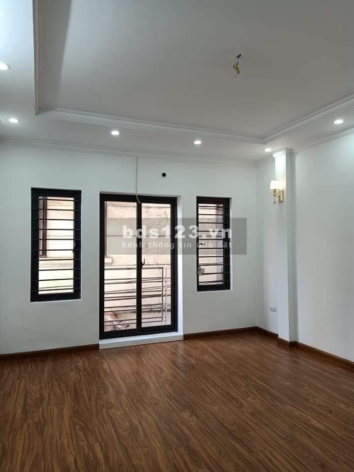 Bán nhà nguyên căn Dương Quảng Hàm, Cầu Giấy, dt 42m2 5 tầng, ô tô ra vào giá 4.3 tỷ, lh 0385605252