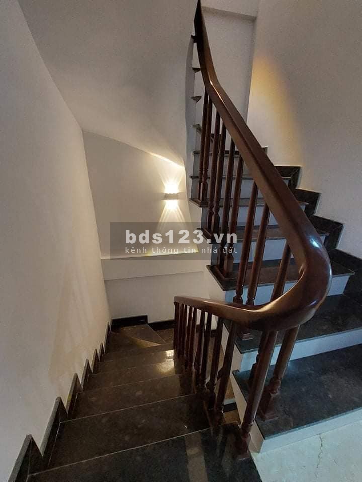 Nhà đẹp ở ngay Ngọc Lâm, Ngõ thông, ô tô đỗ cửa, 5 tầng x 35 m, Chỉ 3,45 tỷ.