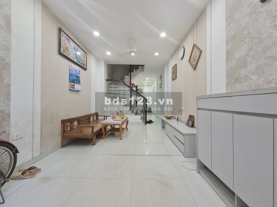 Bán Nhà Lĩnh Nam, 15m ô tô ra vào, sổ đổ chính chủ, dt 36m2, 4 tầng, mt 3m hơn 2 tỷ