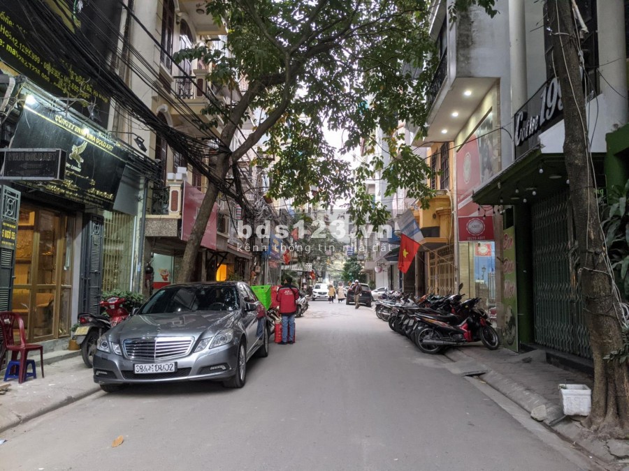 Bán nhà Nguyên Hồng, lô góc, diện tích sử dụng 50m2, giá bán nhanh 15.8 tỷ