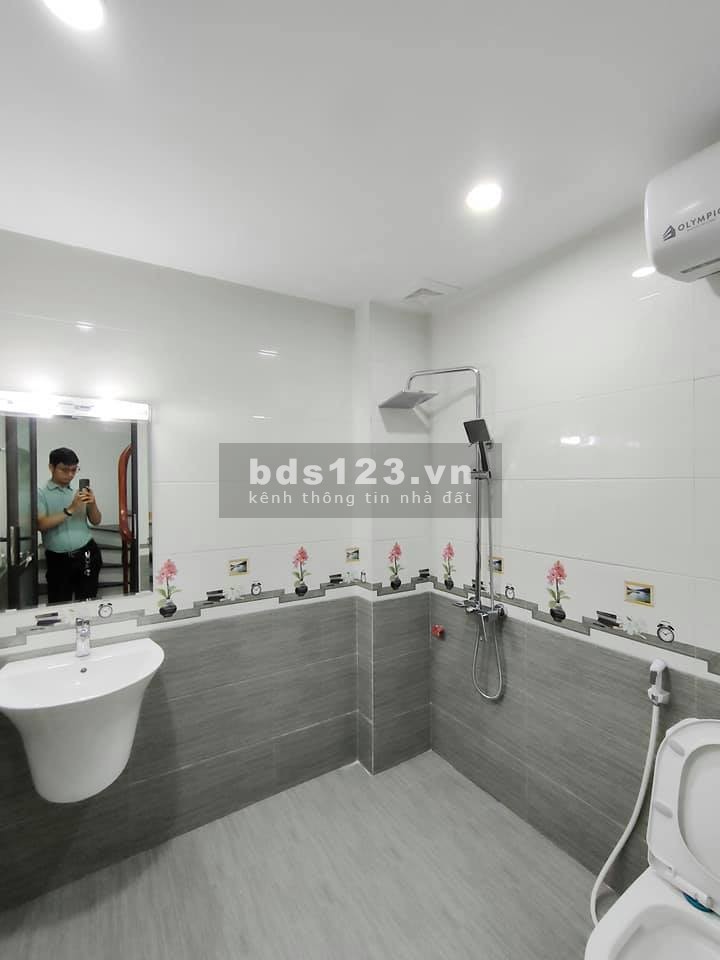Bán nhà cực hiếm nhỉnh 2 tỷ, nhà đẹp phố ô cách, nhà mới đẹp 5 tầng đúc kiên cố