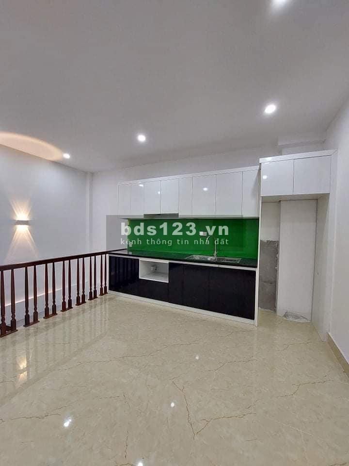 Nhà đẹp ở ngay Ngọc Lâm, Ngõ thông, ô tô đỗ cửa, 5 tầng x 35 m, Chỉ 3,45 tỷ.