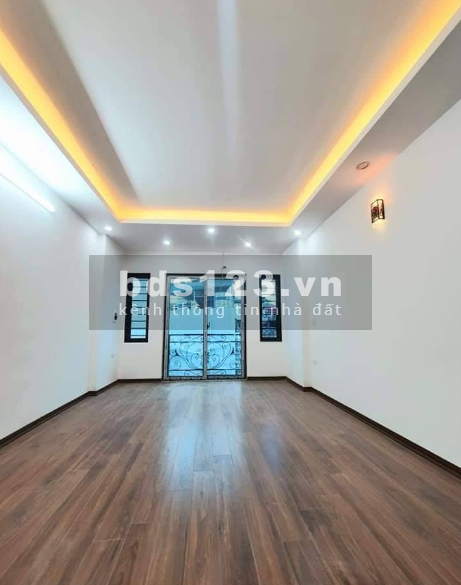 Bán nhà 4 tầng Nguyễn Khang -2 mặt thoáng- ngõ to - ô tô tránh lh 0339302180.