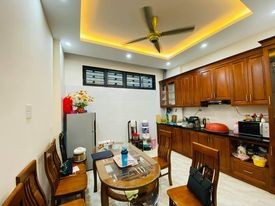 Nhà Đẹp Nguyễn Ngọc Vũ, Cầu Giấy 45m 5 Tầng MT 4m, Ngõ Thông Gần Phố. Giá 6,8 tỷ.