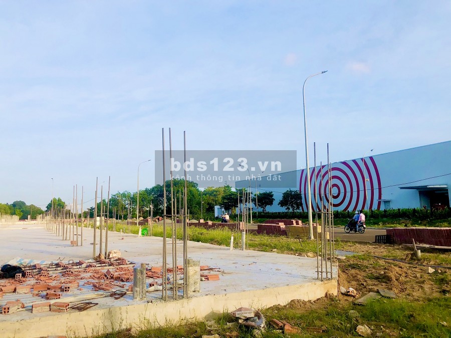 Nhà mới xây mặt tiền 4 công viên lộ giới rộng 25m, vị trí đắc địa, thổ cư 100%