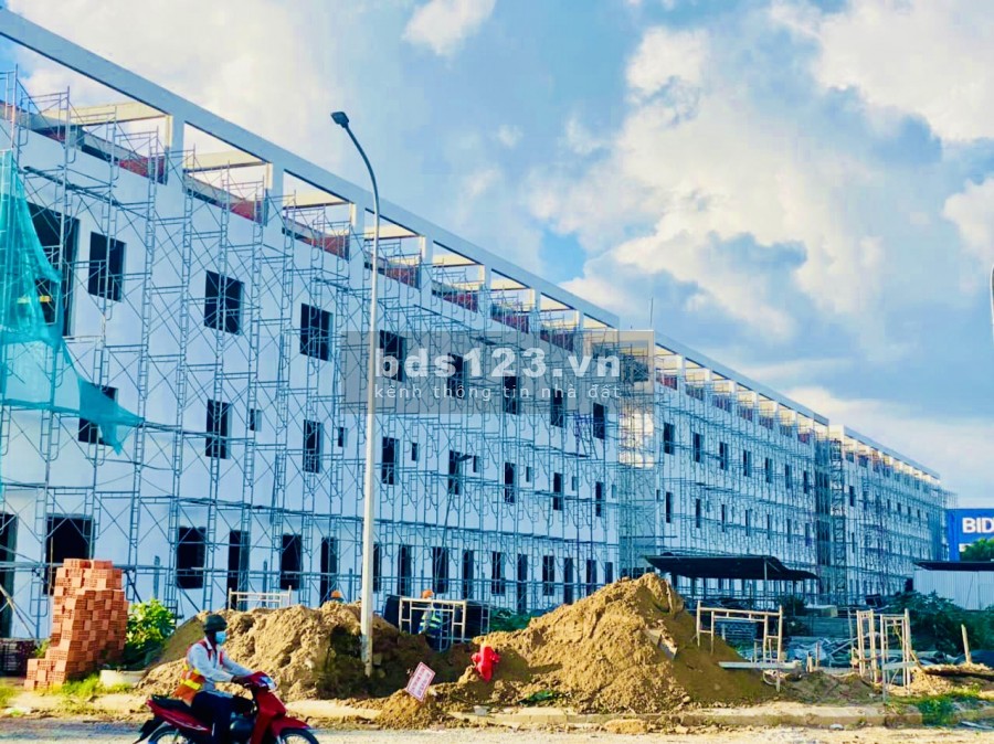 Nhà mới xây mặt tiền 4 công viên lộ giới rộng 25m, vị trí đắc địa, thổ cư 100%