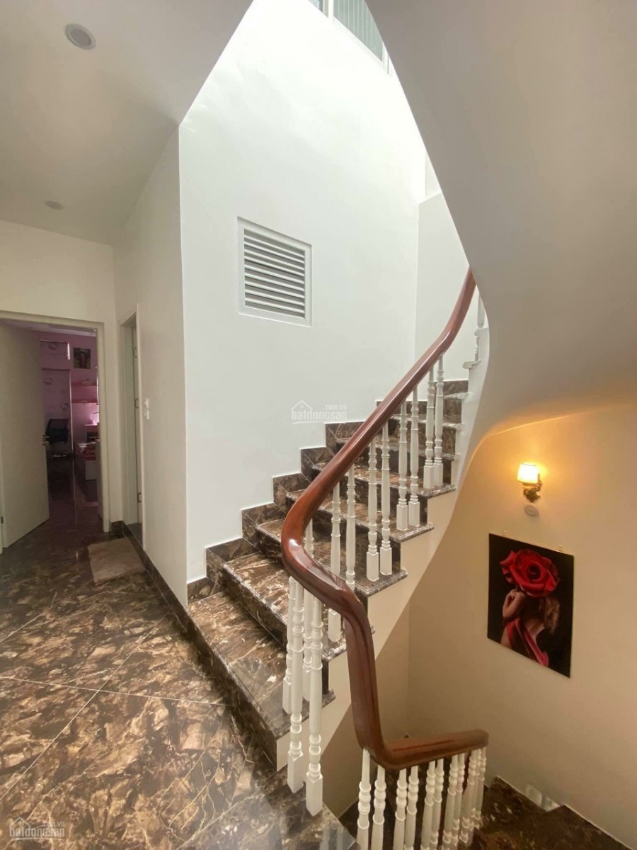 Bán nhà đẹp 40m2, 5 tầng phố Trần Quốc Hoàn, phân lô, ô tô, kinh doanh, ngõ thông, giá Nhỉnh 6 Tỷ
