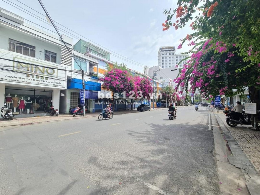 Bán nhà mặt tiền đường Lý Thánh Tôn, p. Lộc Thọ, tp. Nha Trang ngang 12m.