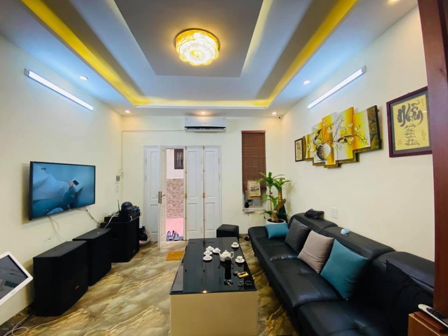 Bán nhà đẹp long lanh, vài bước ra phó tặng gần hết nội thất, Long Biên