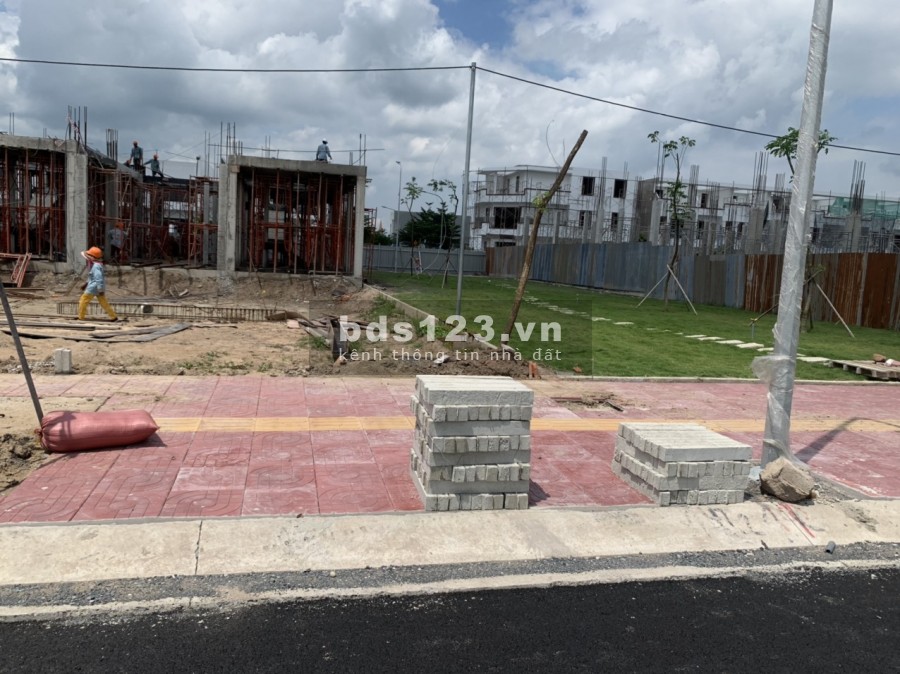 Dãy nhà phố mặt tiền QL1A. Ngay trạm cân cũ - Đối diện Cty ShingMark. Nhà 1 trệt 2 lầu. 100m2