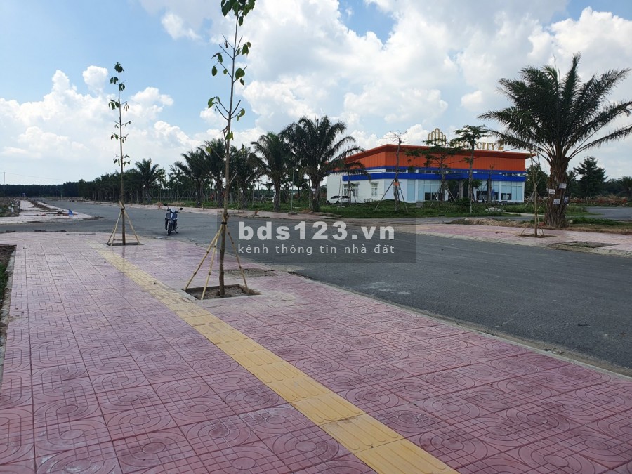 cần bán gấp lô đất nền ngay vòng xoay trung tâm hành chính Nhơn trach