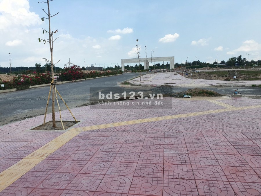 cần bán gấp lô đất nền ngay vòng xoay trung tâm hành chính Nhơn trach