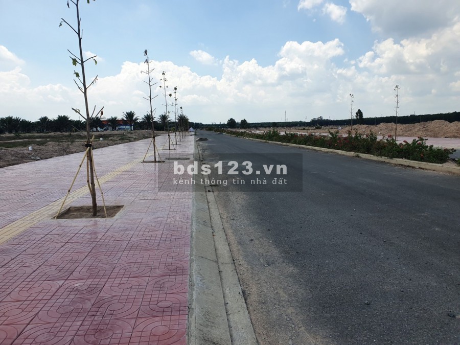 cần bán gấp lô đất nền ngay vòng xoay trung tâm hành chính Nhơn trach