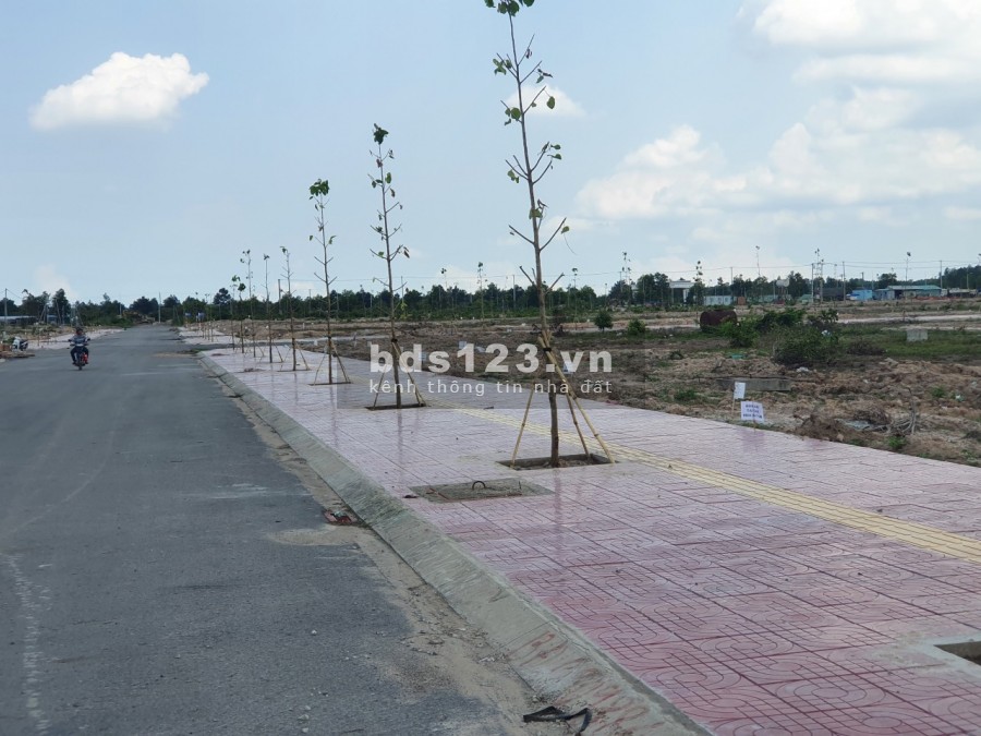 cần bán gấp lô đất nền ngay vòng xoay trung tâm hành chính Nhơn trach
