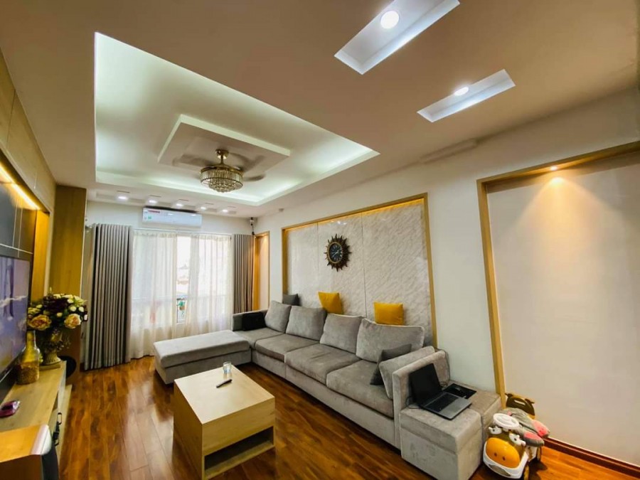 Trung tâm Cầu Giấy nhà đẹp long lanh tặng hết nội thất gần ô tô, 46m2 5 tầng, giá 5.4 tỷ.
