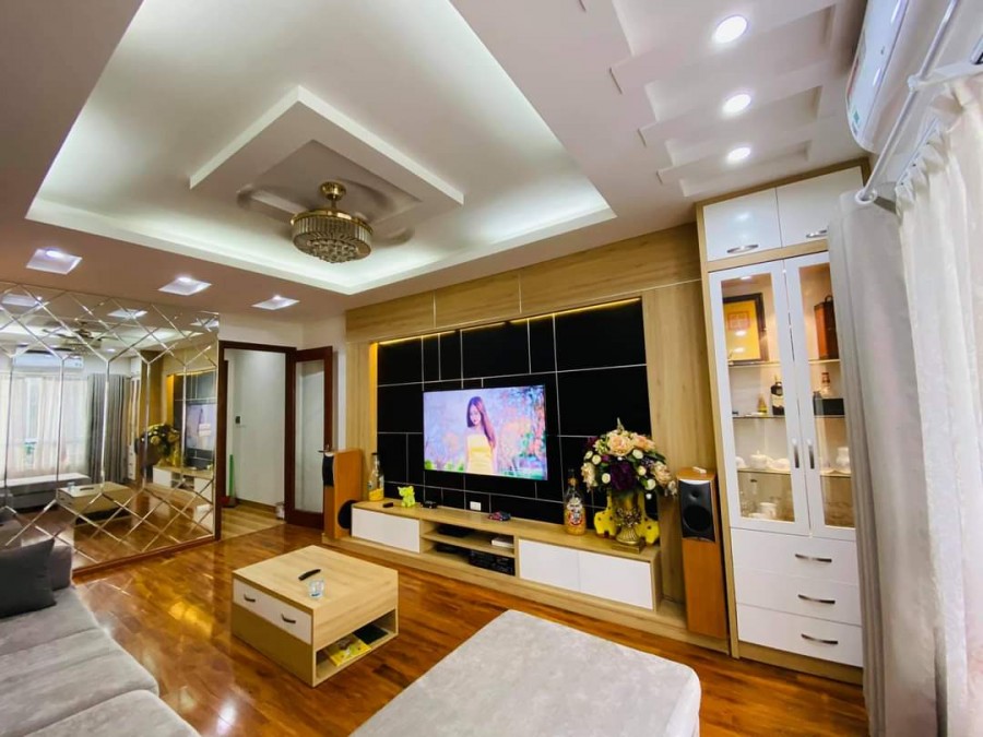 Trung tâm Cầu Giấy nhà đẹp long lanh tặng hết nội thất gần ô tô, 46m2 5 tầng, giá 5.4 tỷ.