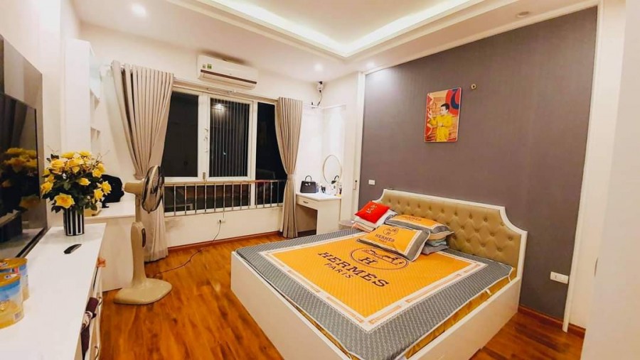 Trung tâm Cầu Giấy nhà đẹp long lanh tặng hết nội thất gần ô tô, 46m2 5 tầng, giá 5.4 tỷ.