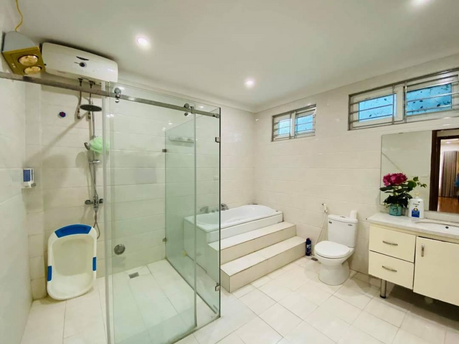 Trung tâm Cầu Giấy nhà đẹp long lanh tặng hết nội thất gần ô tô, 46m2 5 tầng, giá 5.4 tỷ.