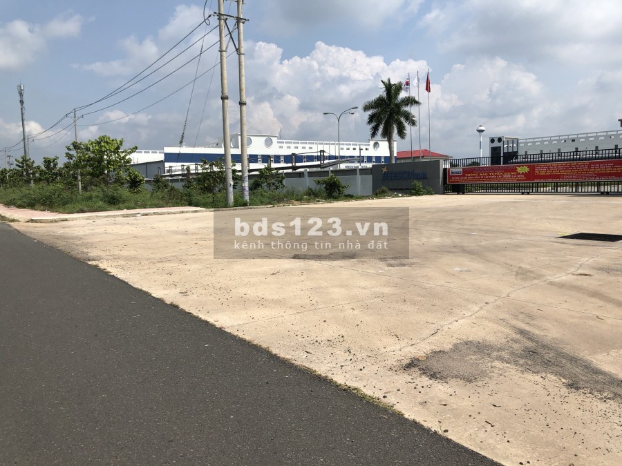 Cần bán gấp miếng đất dt 10000m2, gần kcn Becamex khu dân cư, đường lớn, 160 triệu/sào
