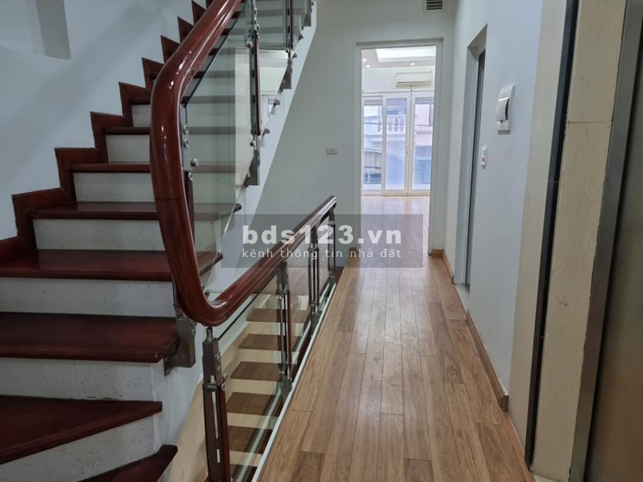 Bán nhà Phùng Chí Kiên, thang máy xịn, gara ô tô dt 64m2, 5 tầng, giá bán 10.2 tỷ