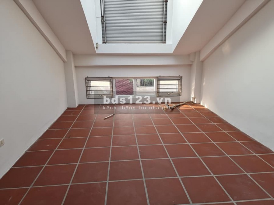 Bán nhà Phùng Chí Kiên, thang máy xịn, gara ô tô dt 64m2, 5 tầng, giá bán 10.2 tỷ